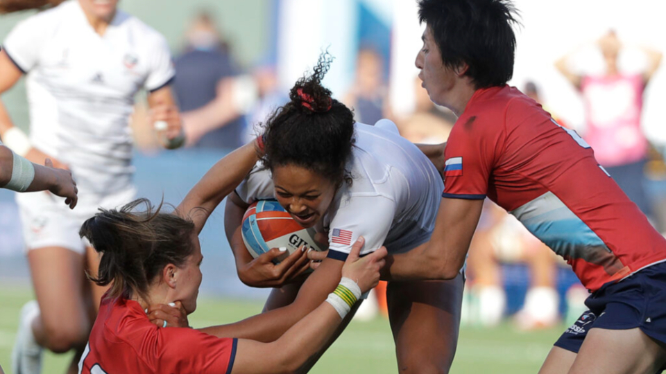 La-estadounidense-Jordan-Gray-Matyas,-centro,-corre-contra-Rusia-durante-la-Copa-Mundial-Femenina-de-Rugby-Sevens-en-San-Francisco,-el-viernes-20-de-julio-de-2018.-Credito-Jeff-Chiu,-Associated-Press